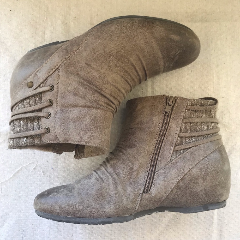 Baretraps Peanut Faux Suede Hidden Wedge Bootie Camel Tan Size 7.5 W